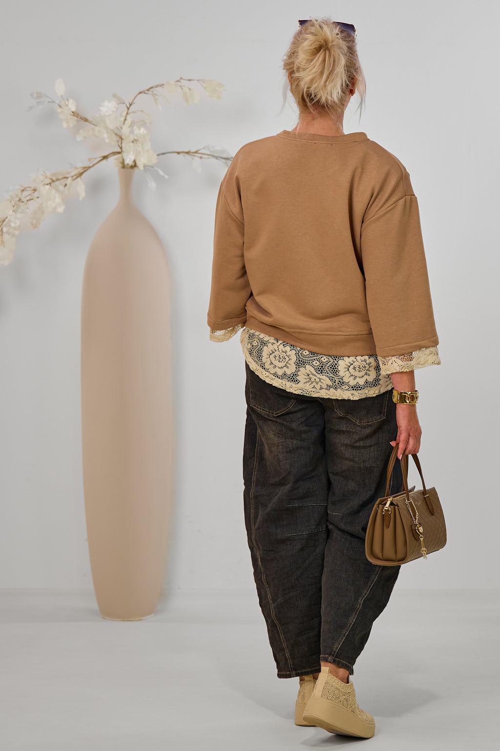 Sweaty mit AMOUR Flock und Spitze, camel