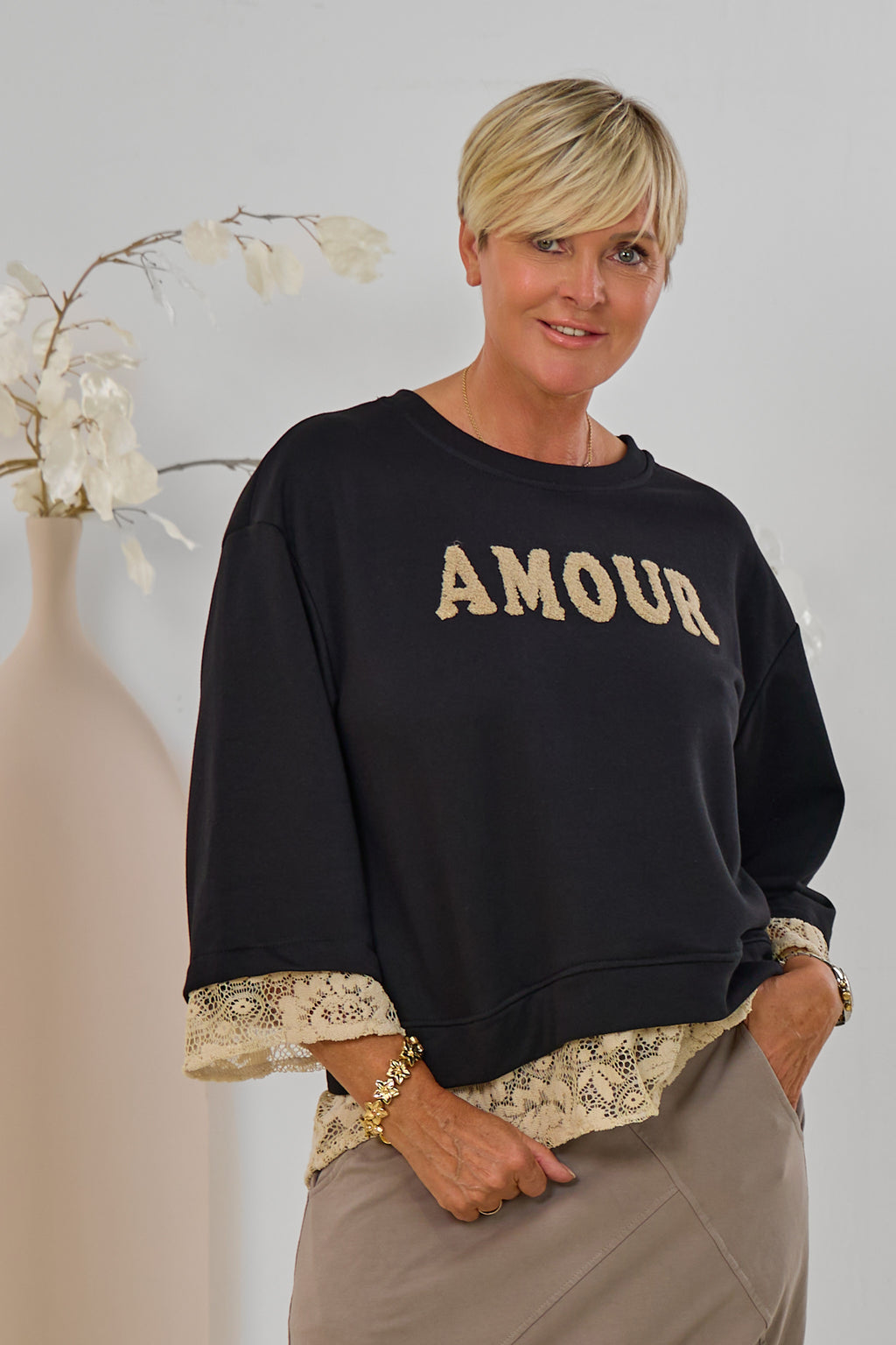 Sweaty mit AMOUR Flock und Spitze, schwarz
