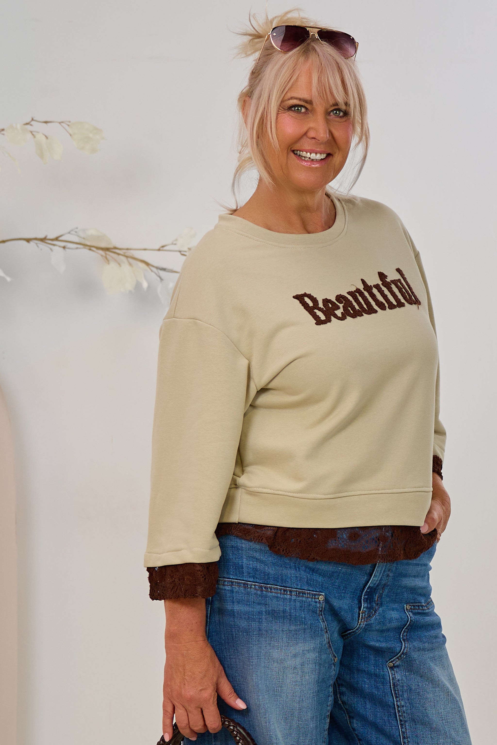 Sweaty mit BEAUTIFUL Flock und Spitze, beige