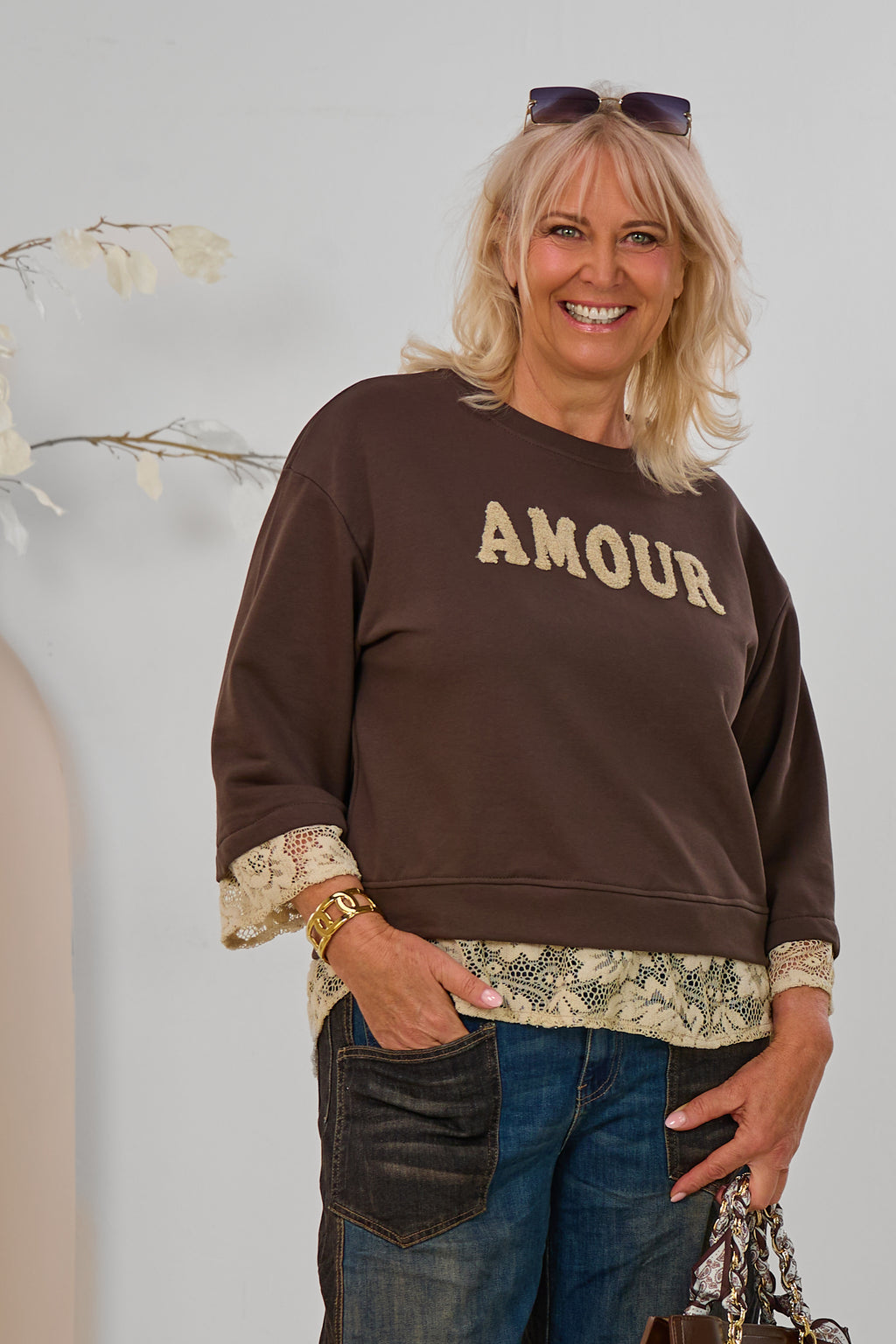 Sweaty mit AMOUR Flock und Spitze, braun