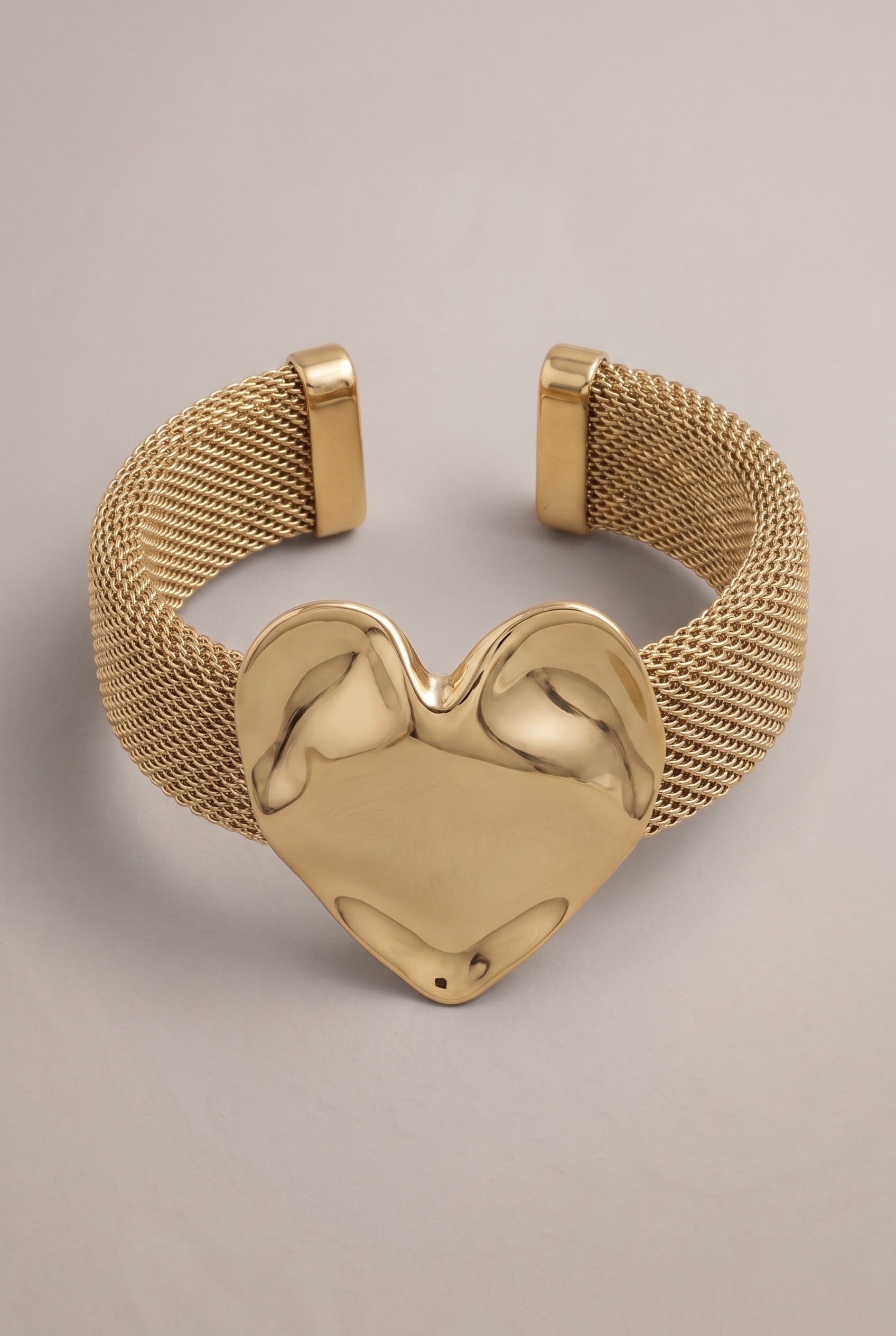 ovaler Armreif mit Herz, gold