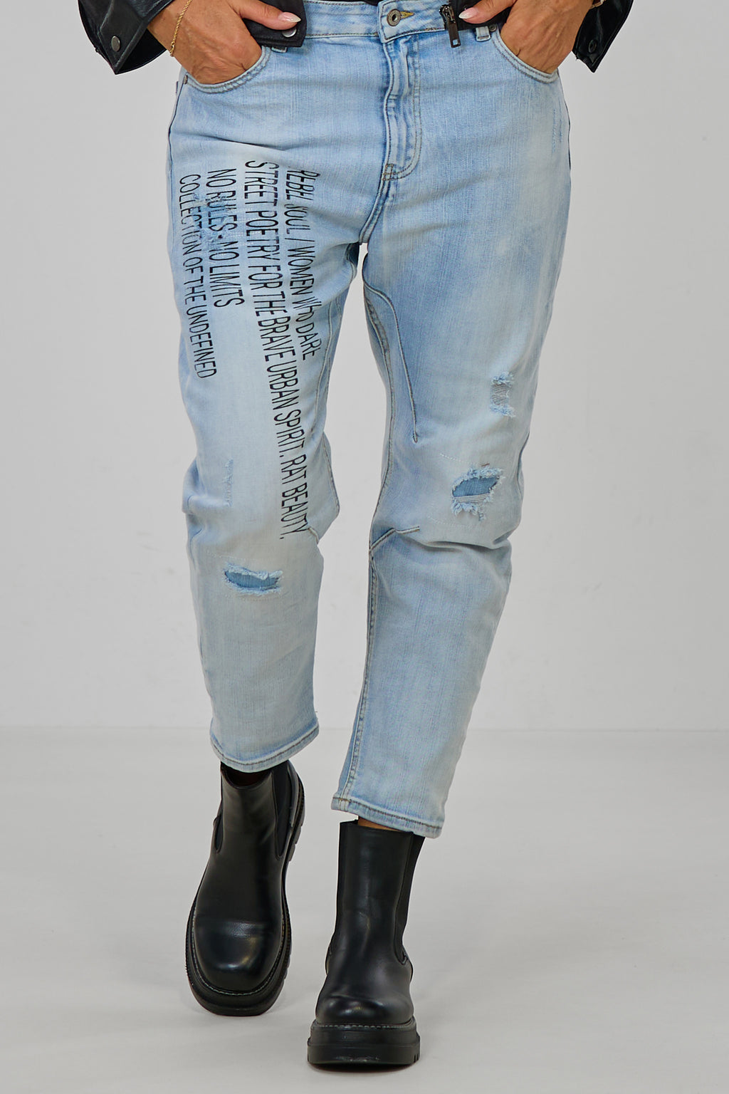 Jeans im used look mit Aufschrift, hell denim