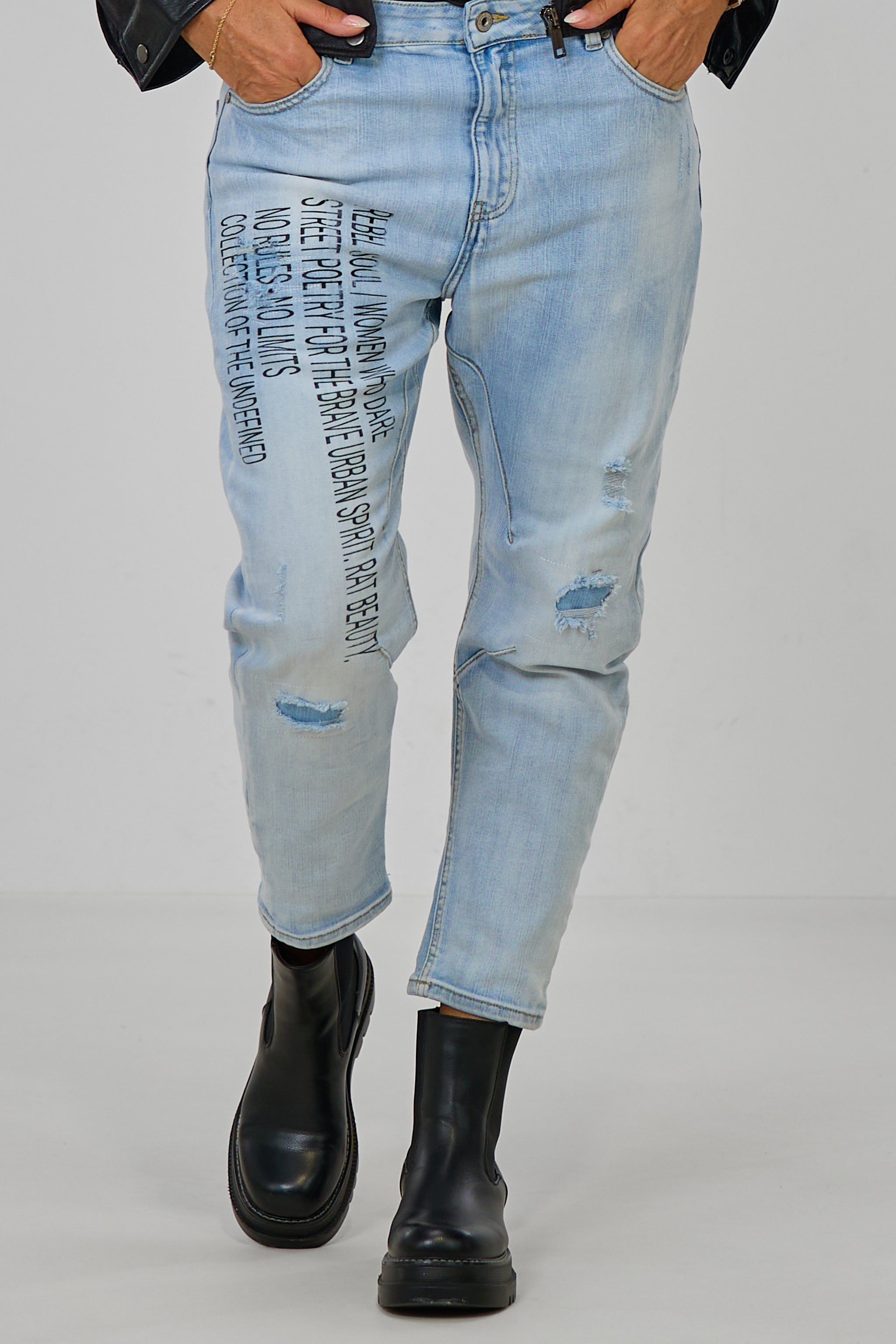Jeans im used look mit Aufschrift, hell denim