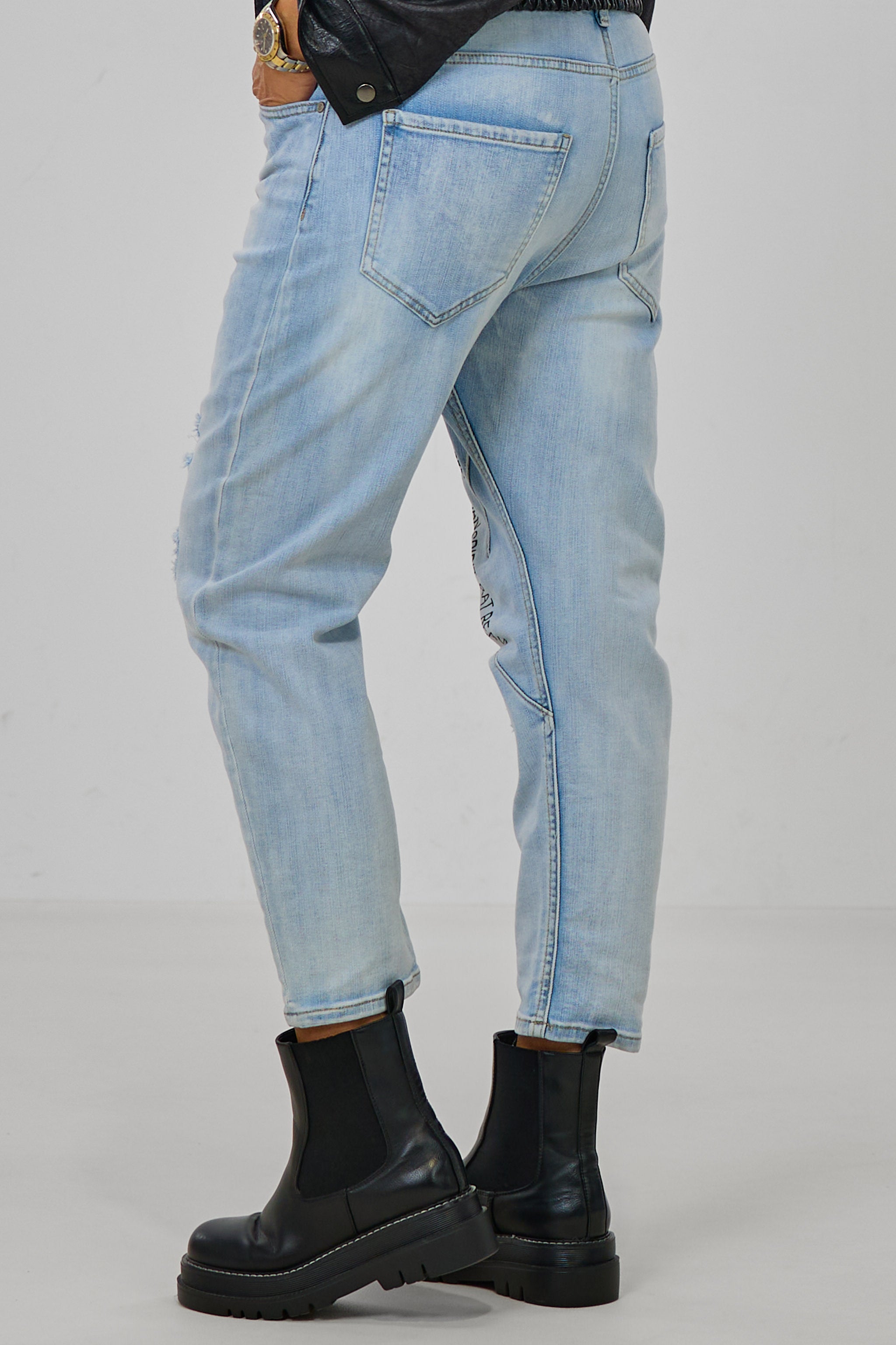 Jeans im used look mit Aufschrift, hell denim