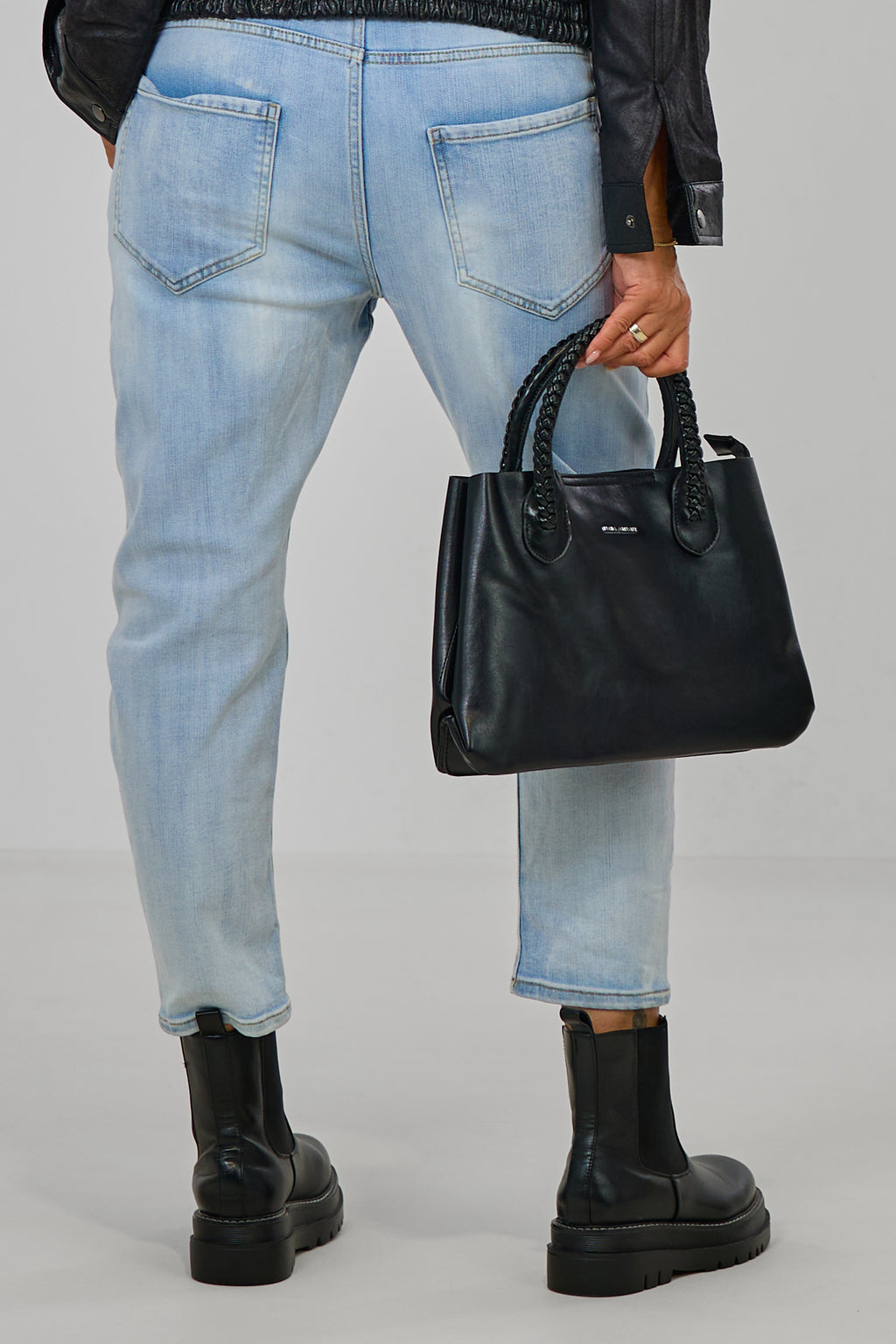Jeans im used look mit Aufschrift, hell denim