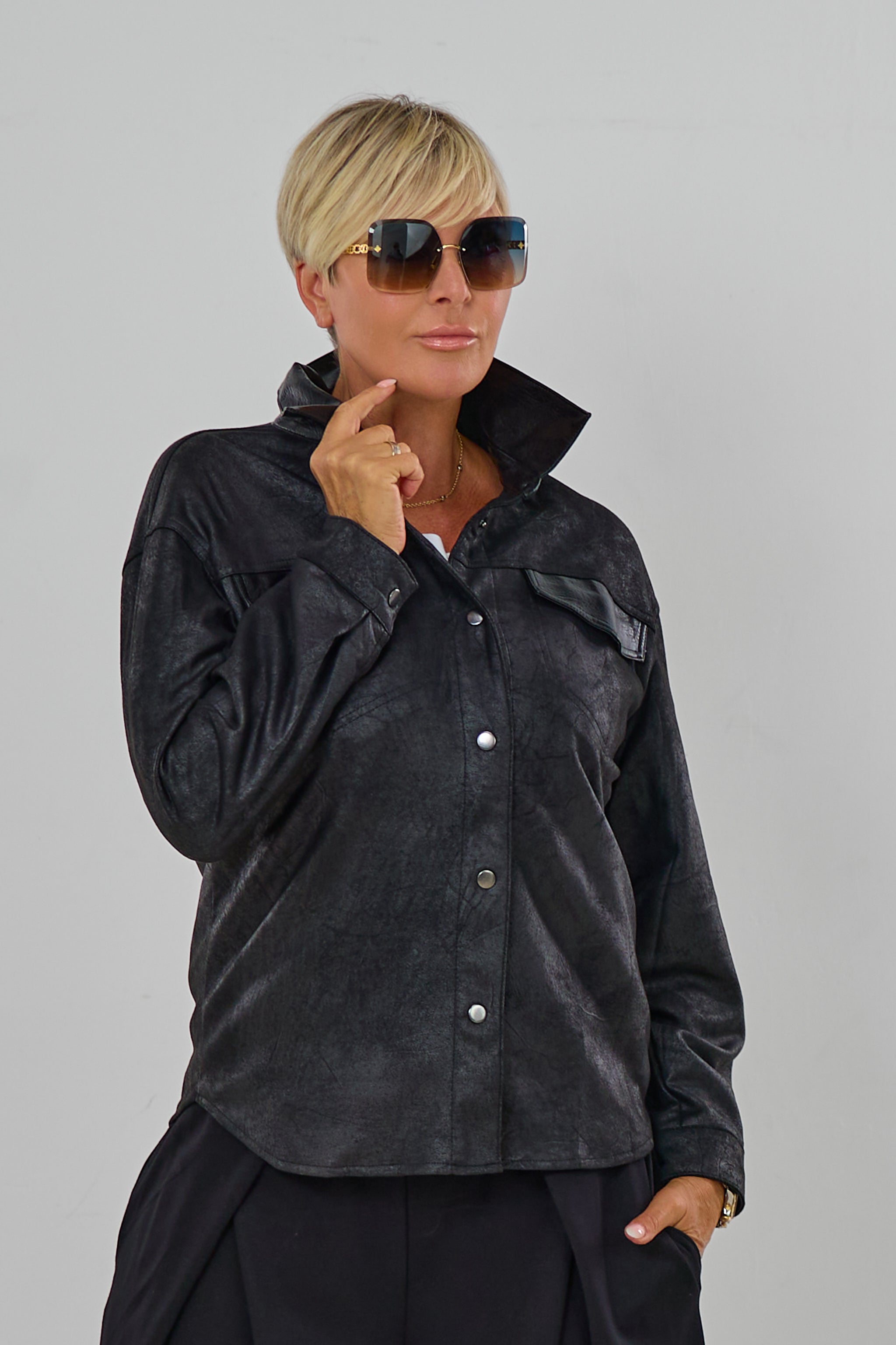 Hemdbluse in Waschleder-Optik, schwarz