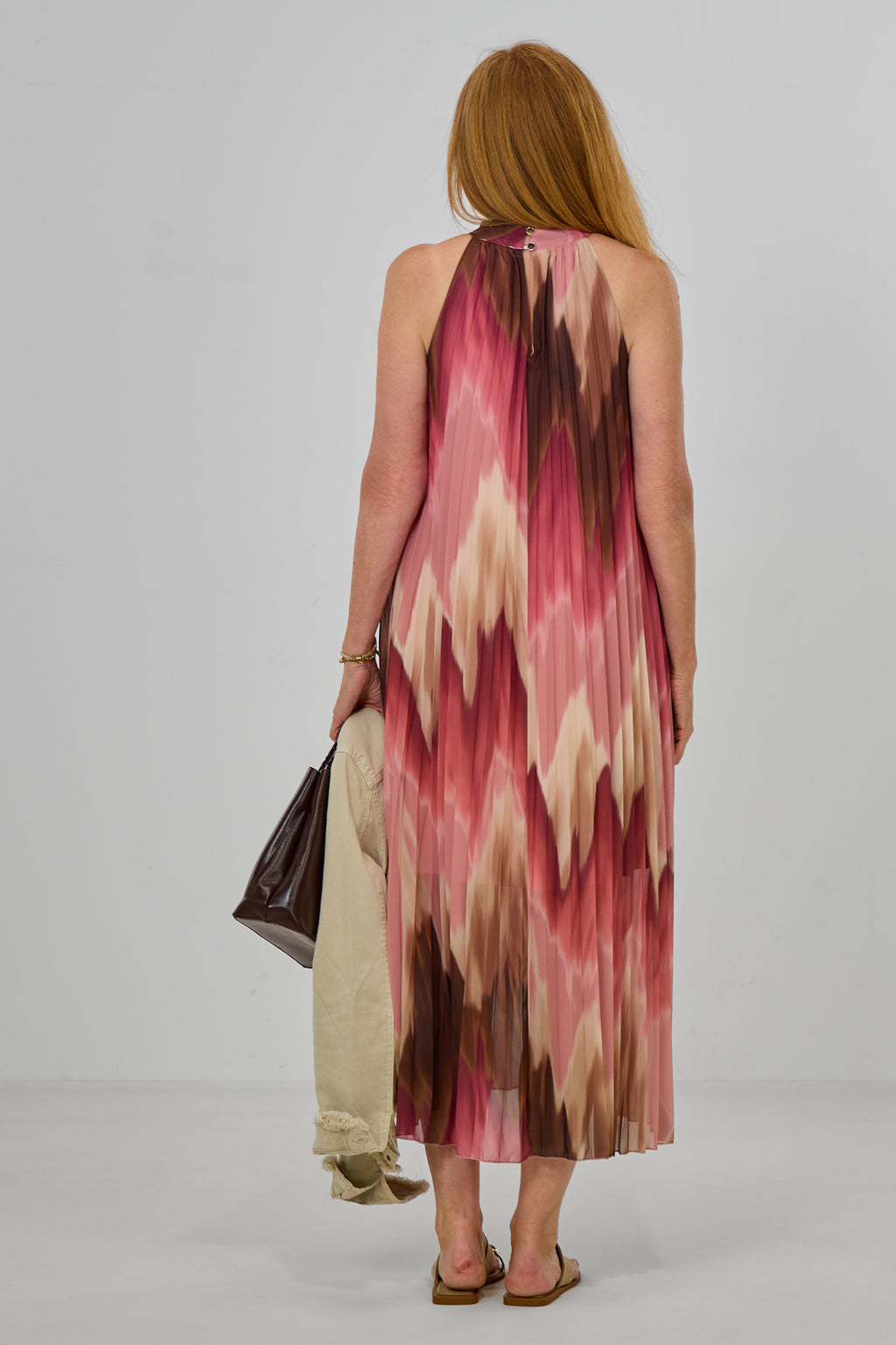 Langes Plissée-Neckholder-Kleid, alltrosa-braun