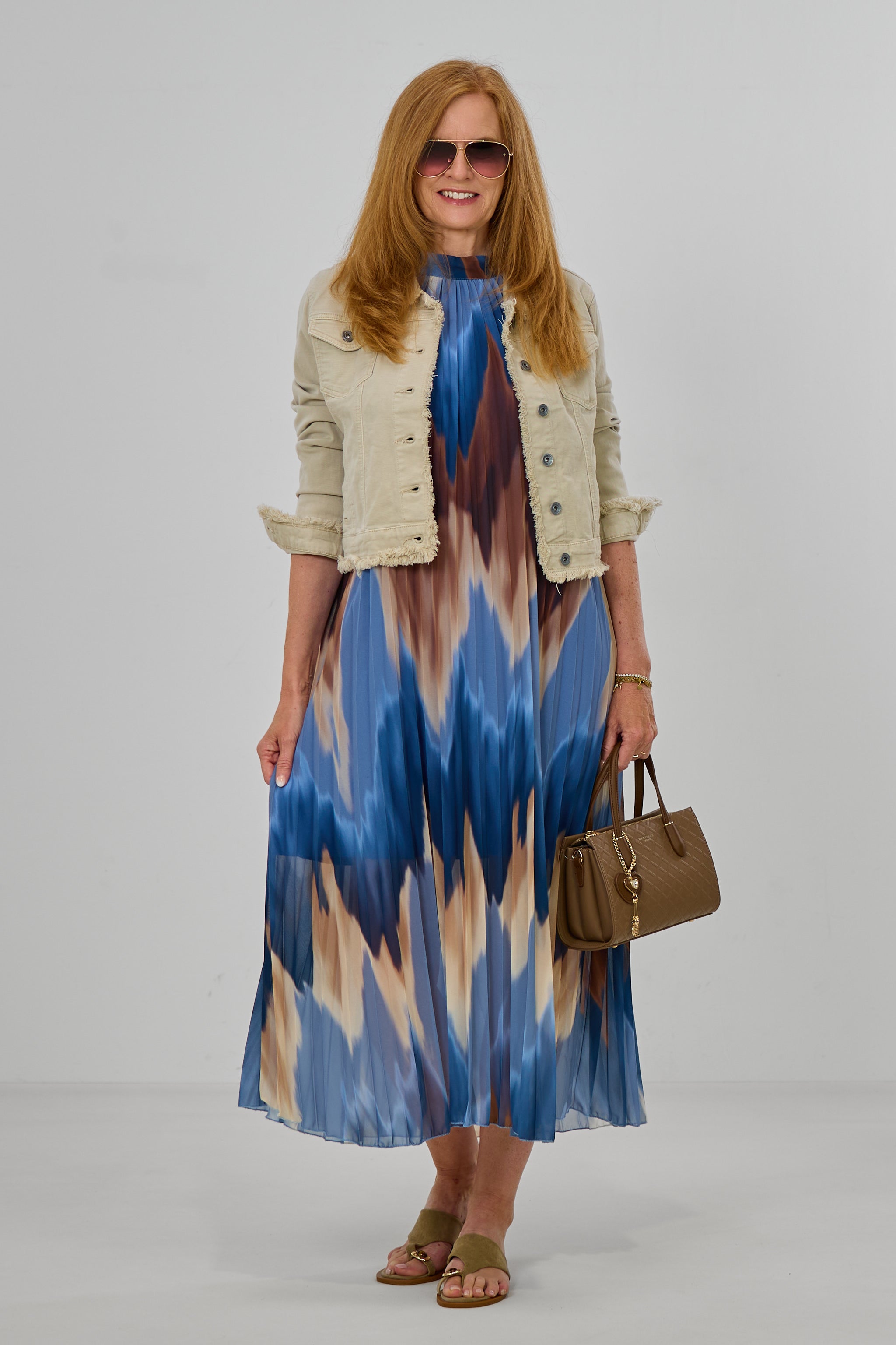 Langes Plissée-Neckholder-Kleid, blau-braun