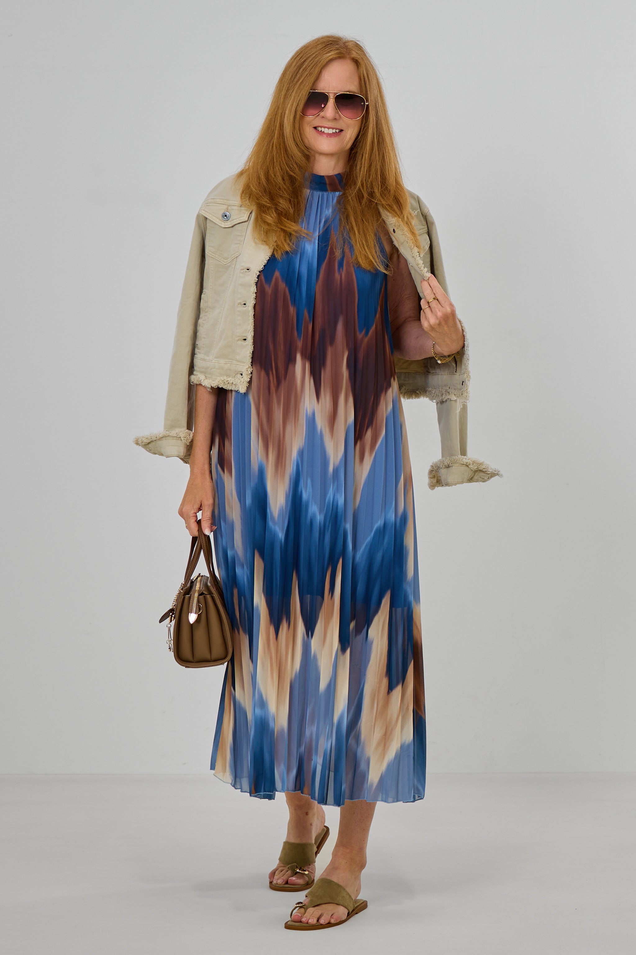 Langes Plissée-Neckholder-Kleid, blau-braun