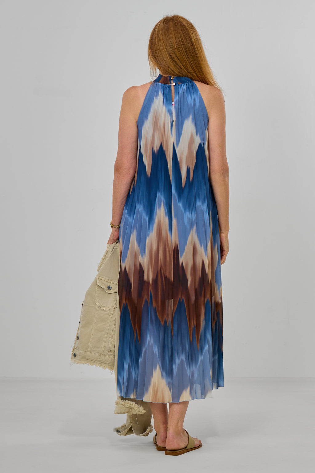 Langes Plissée-Neckholder-Kleid, blau-braun