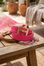 Ledergürtel mit goldener Schnalle, pink