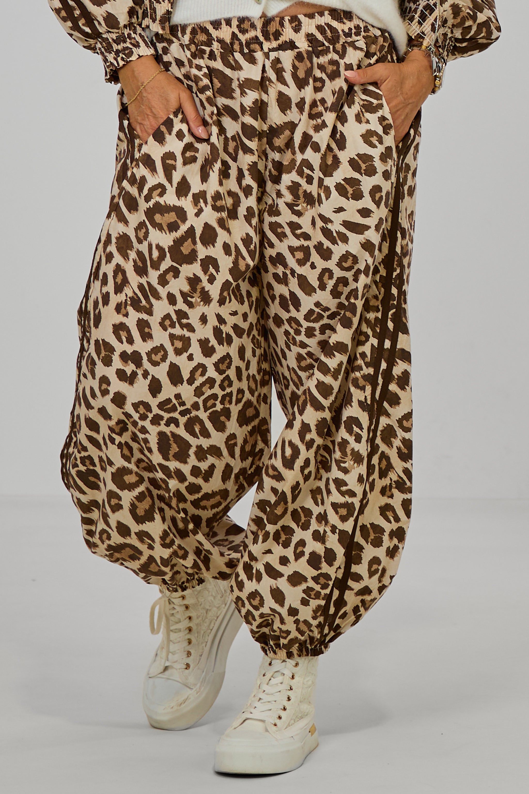 Leichte Pumphose im Leo-Look mit Streifen, leo-beige-braun