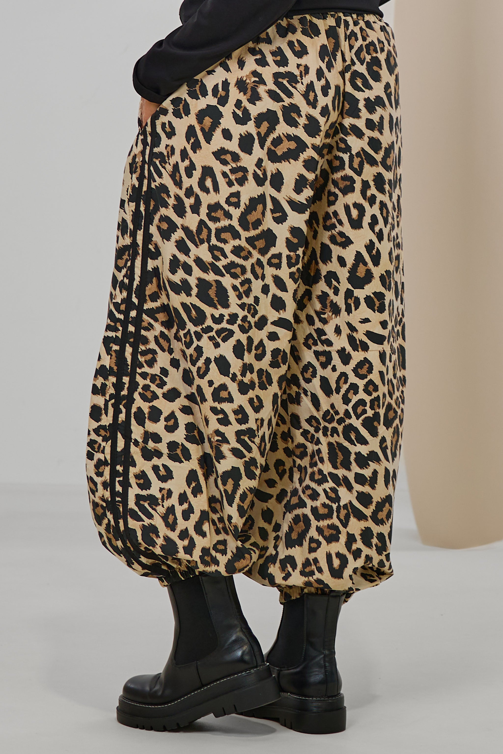 Leichte Pumphose im Leo-Look mit Streifen, leo-beige-schwarz