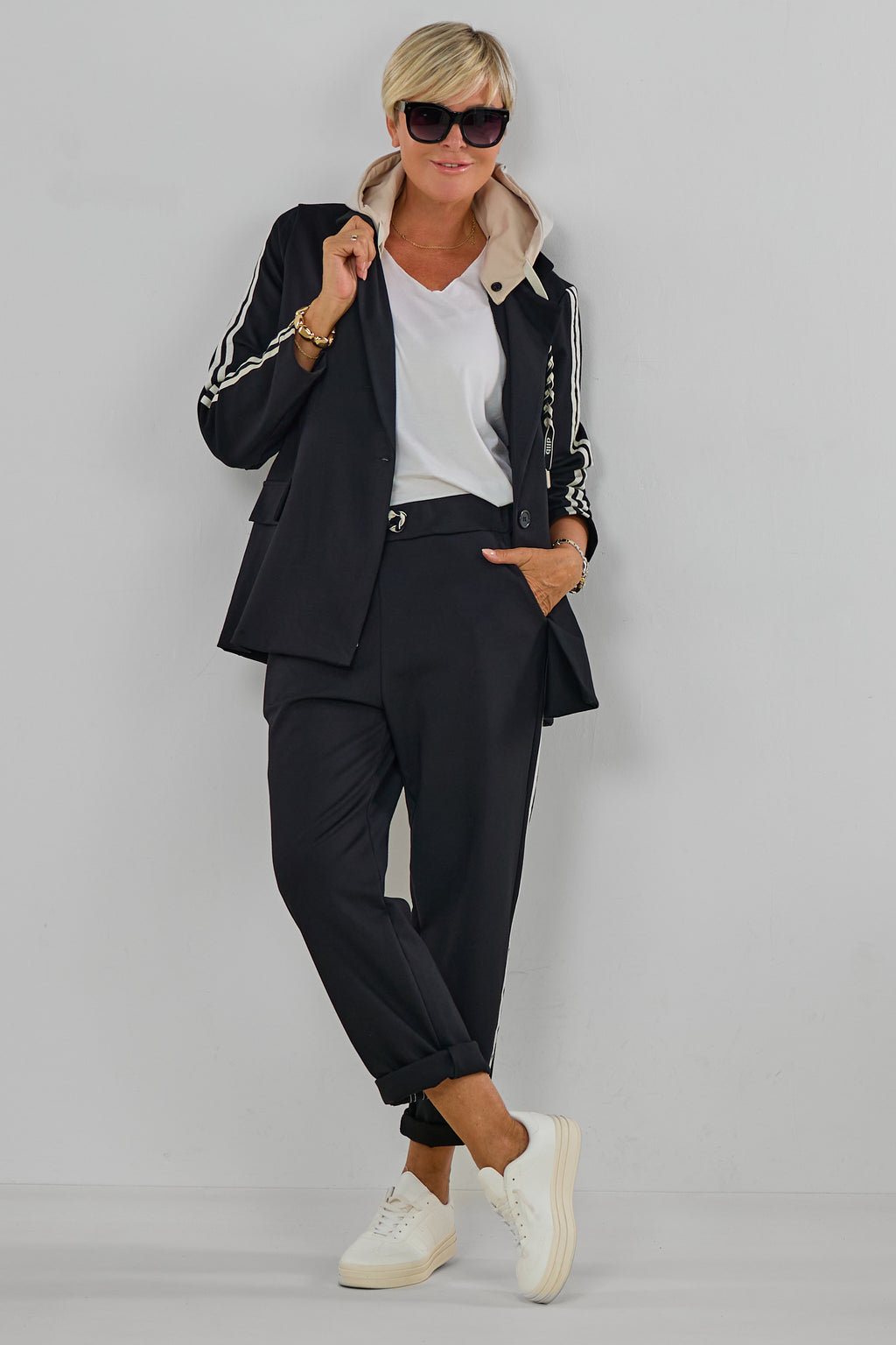 Sportliche Anzughose mit Streifen, schwarz-beige