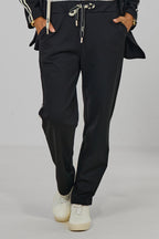 Sportliche Anzughose mit Streifen, schwarz-beige