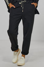 Sportliche Anzughose mit Streifen, schwarz-beige