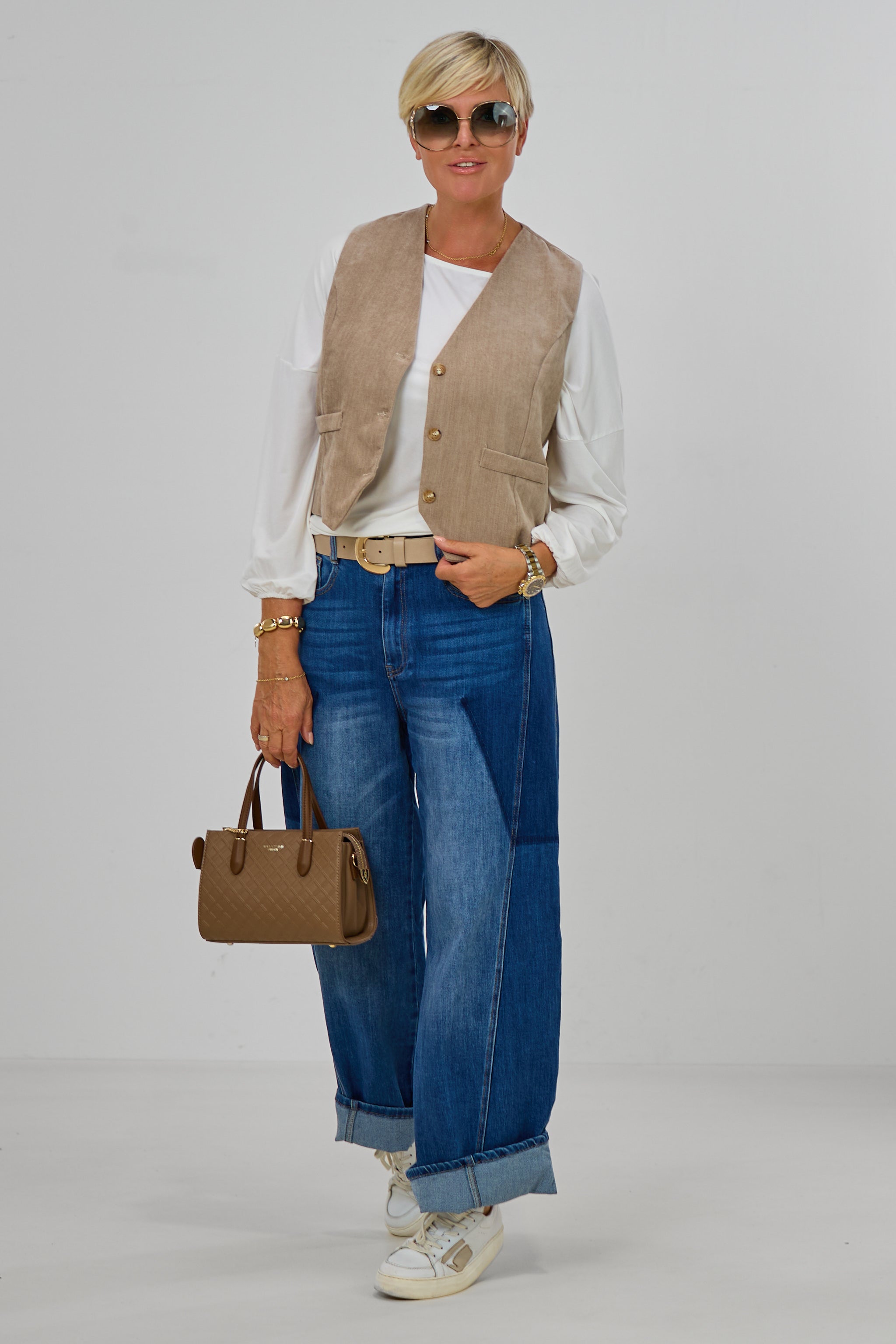 Jeans in a lightweight barrel style, denim