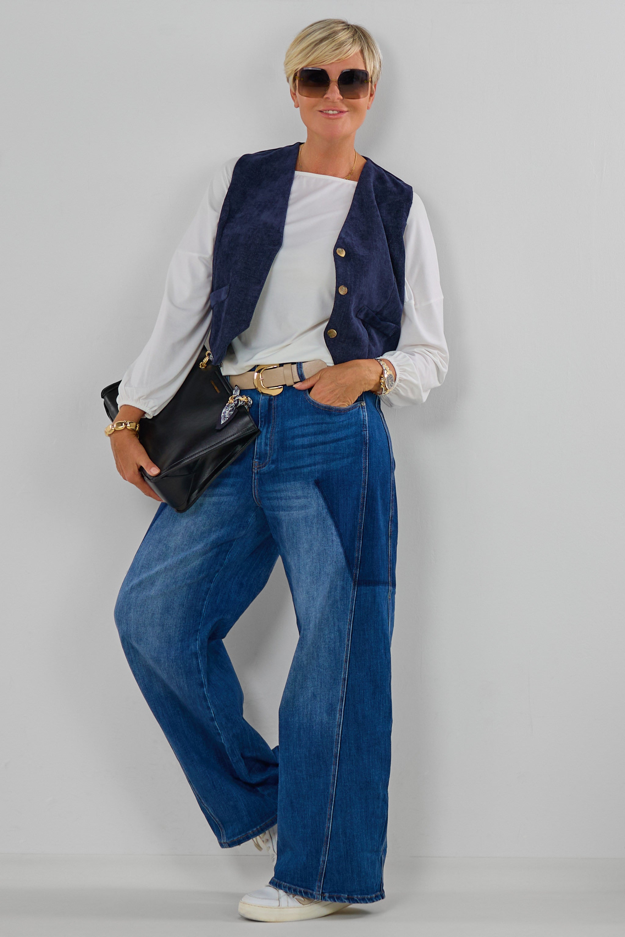 Jeans in a lightweight barrel style, denim