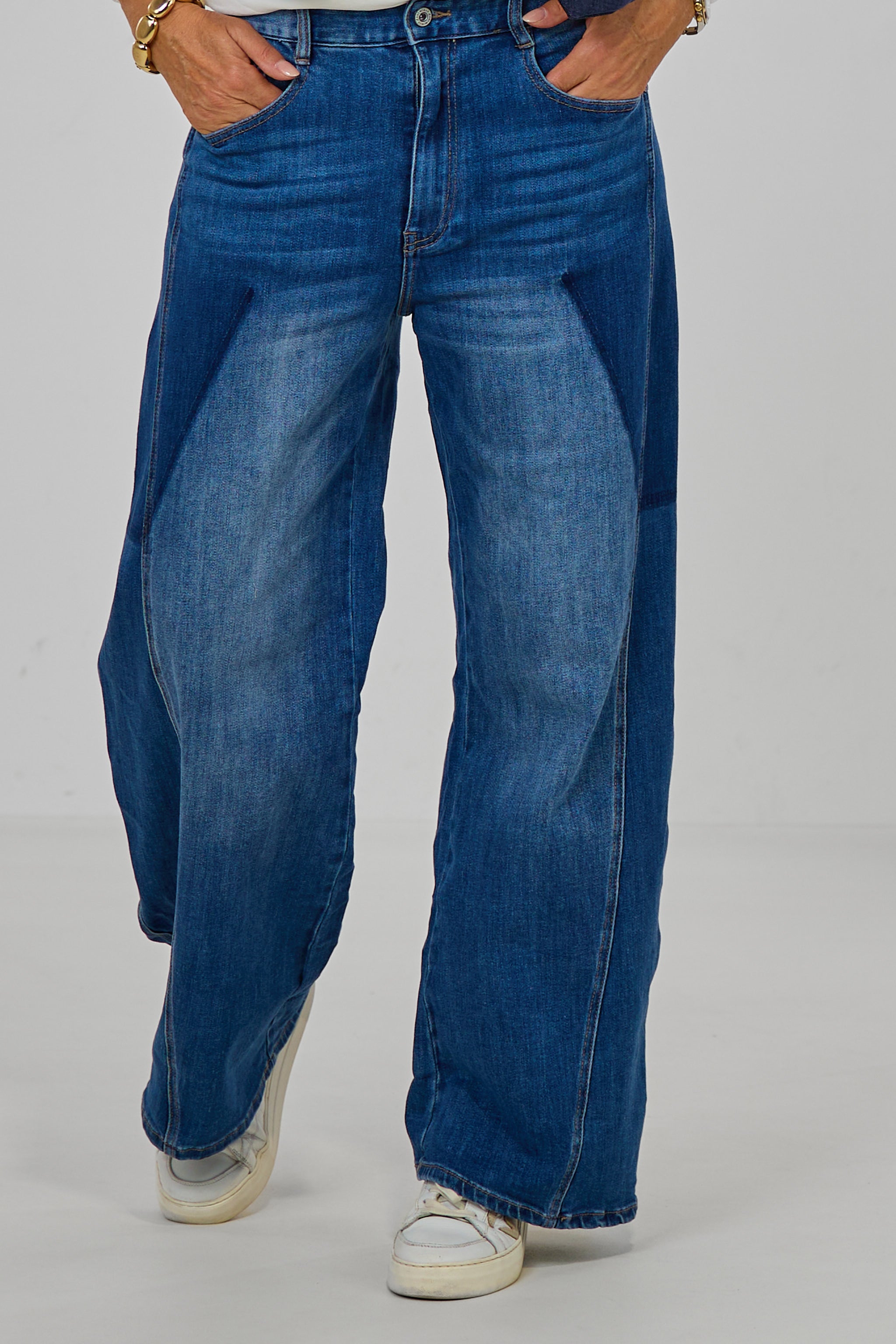 Jeans in a lightweight barrel style, denim
