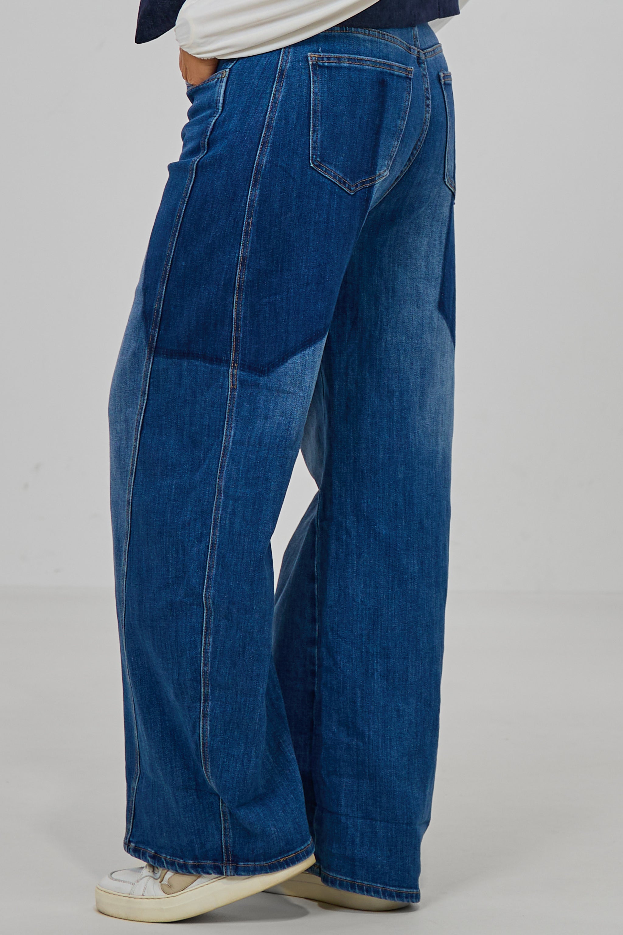 Jeans in a lightweight barrel style, denim