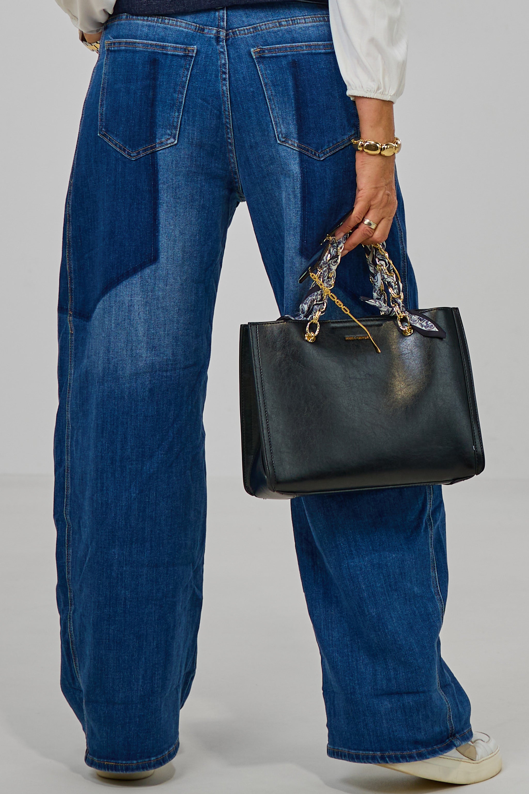 Jeans in a lightweight barrel style, denim