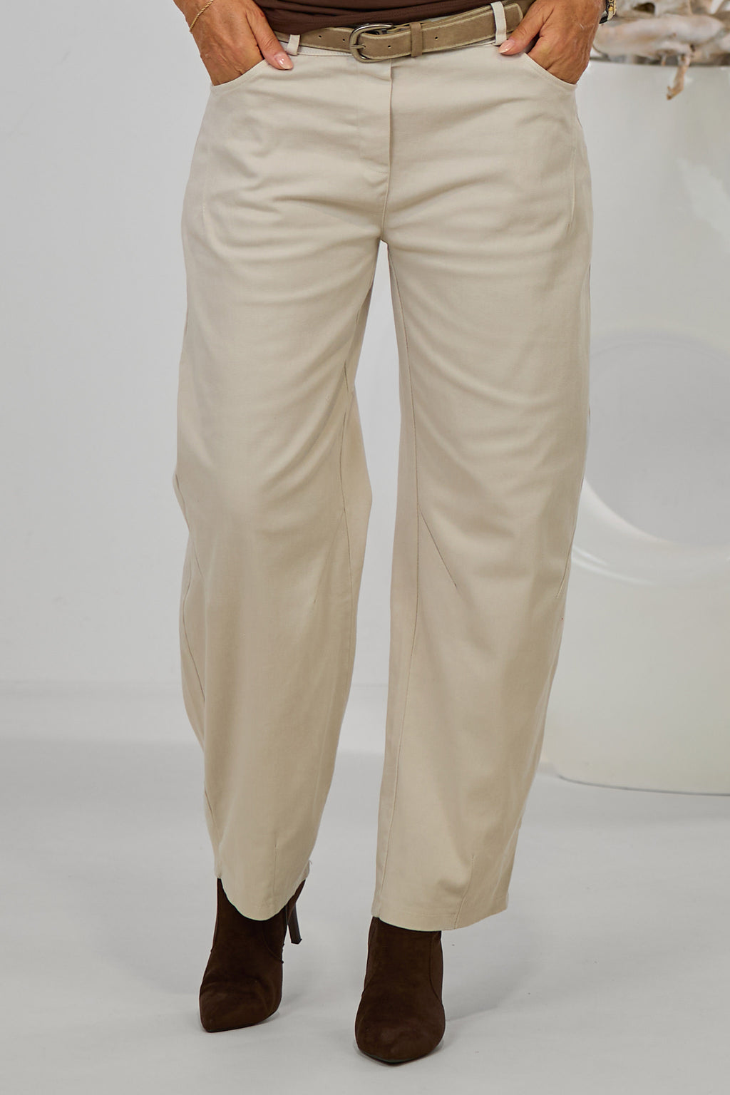 leichte Jeans mit Gürtel, beige