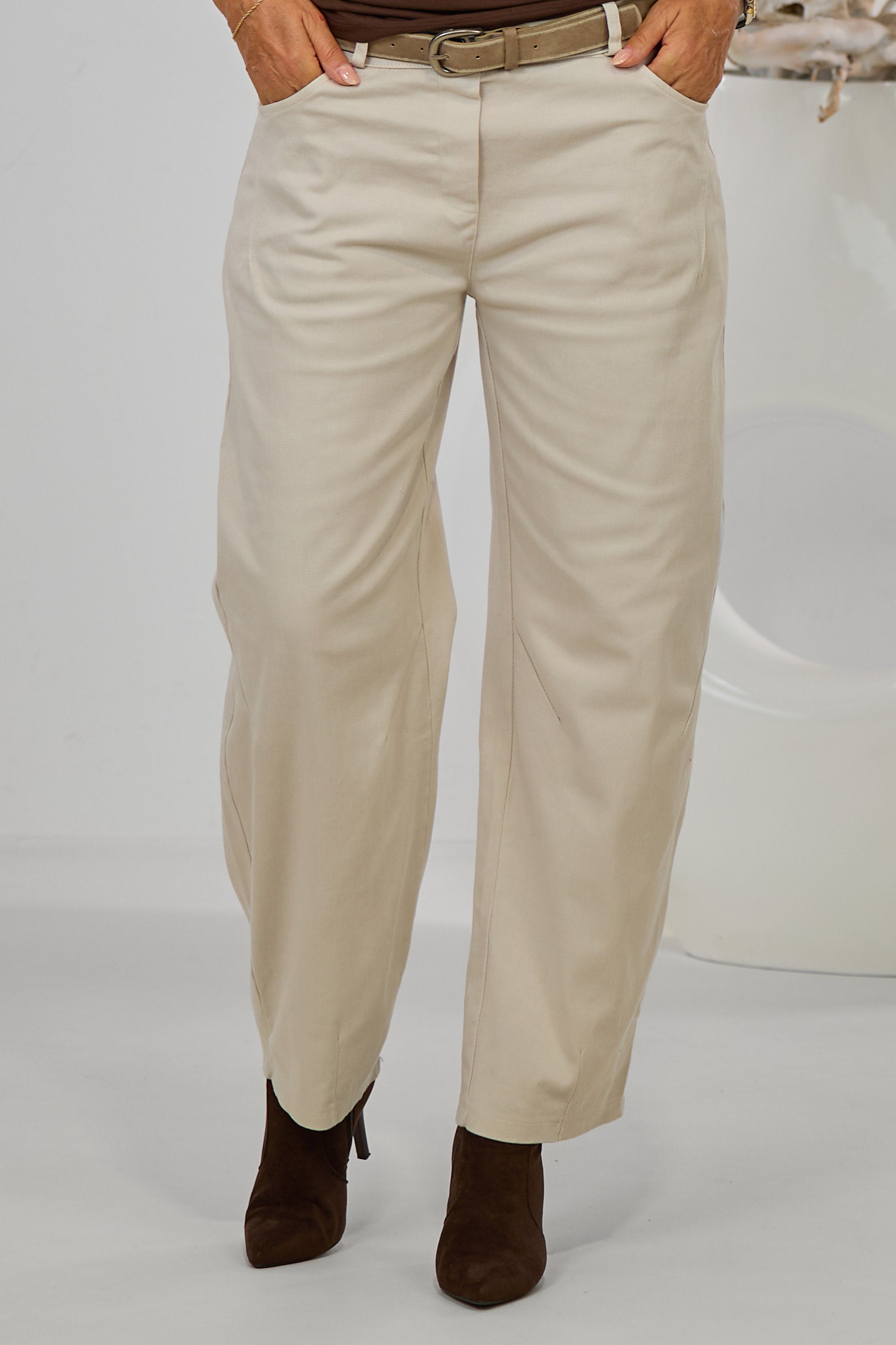 leichte Jeans mit Gürtel, beige