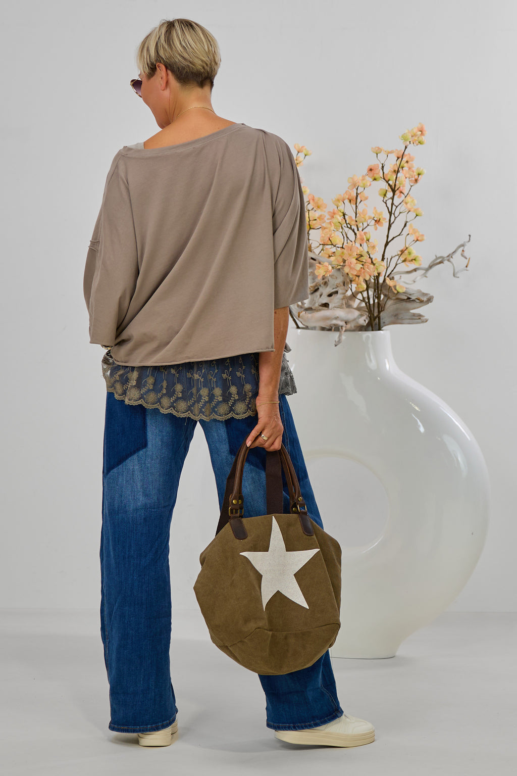 Shirt "the show must go on", taupe