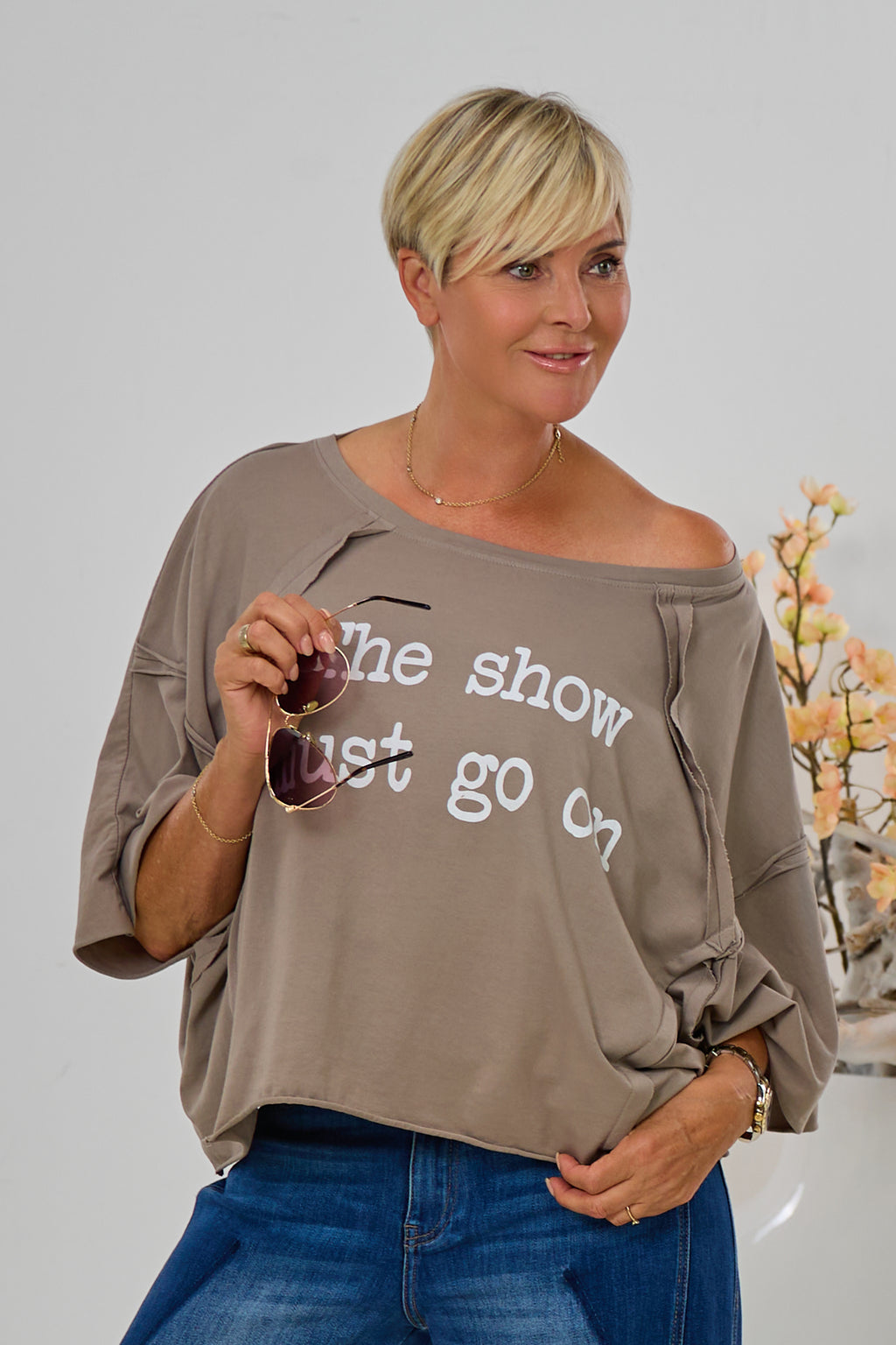 Shirt "the show must go on", taupe