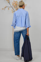Kurze Bluse mit Rüschenbesatz, hellblau-weiß-gestreift