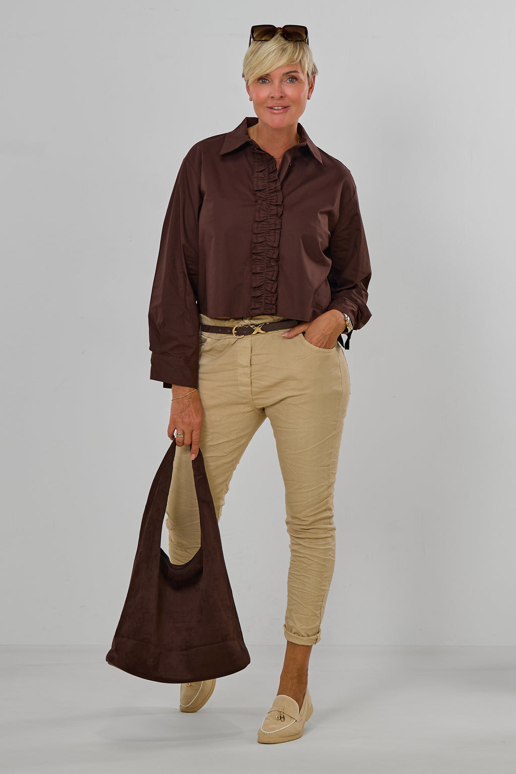 Kurze Bluse mit Rüschenbesatz, schokobraun