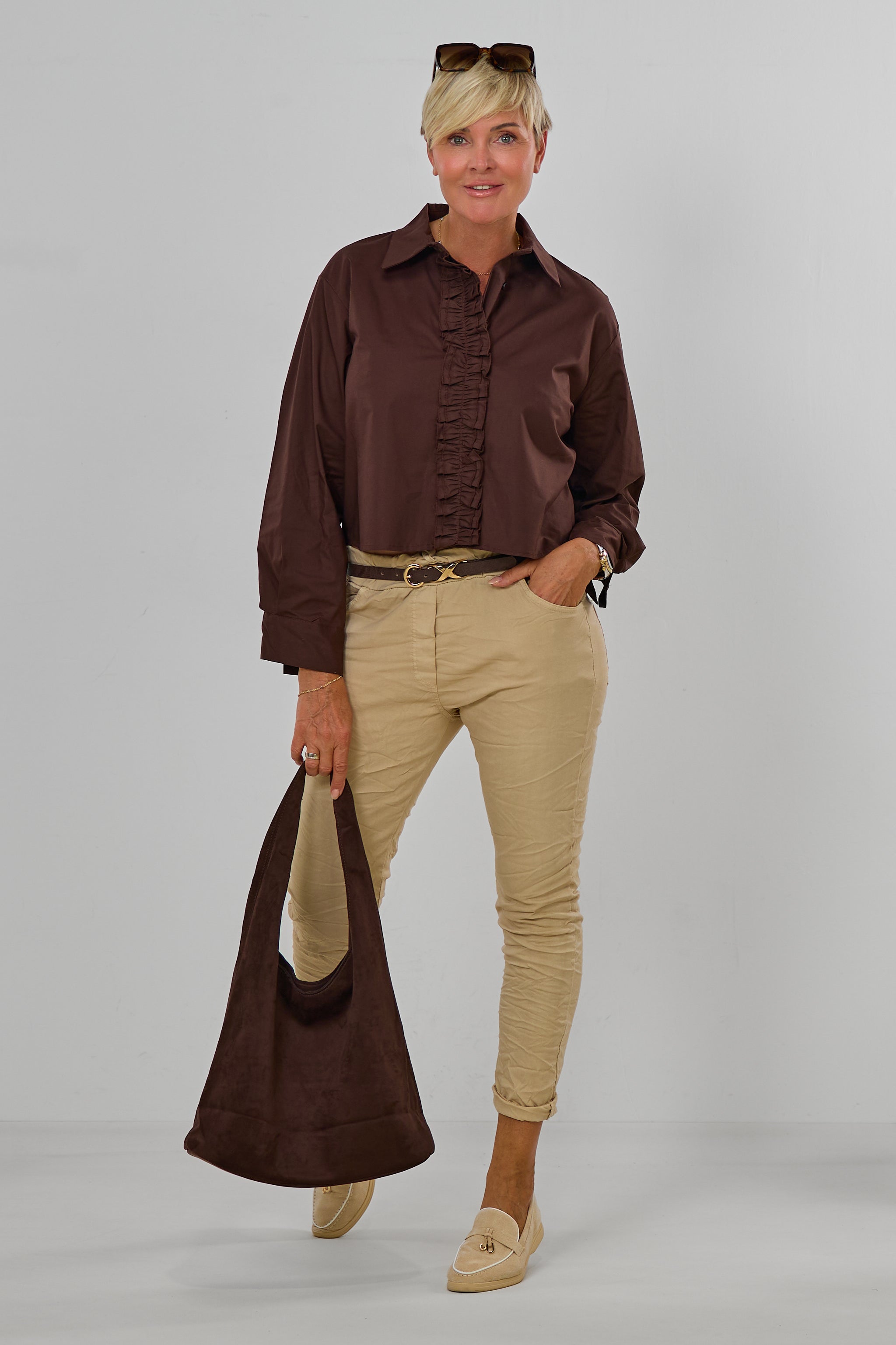 Kurze Bluse mit Rüschenbesatz, schokobraun