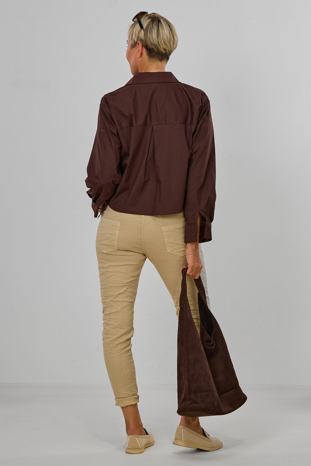 Kurze Bluse mit Rüschenbesatz, schokobraun