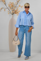 Kurze Bluse mit Rüschenbesatz, hellblau