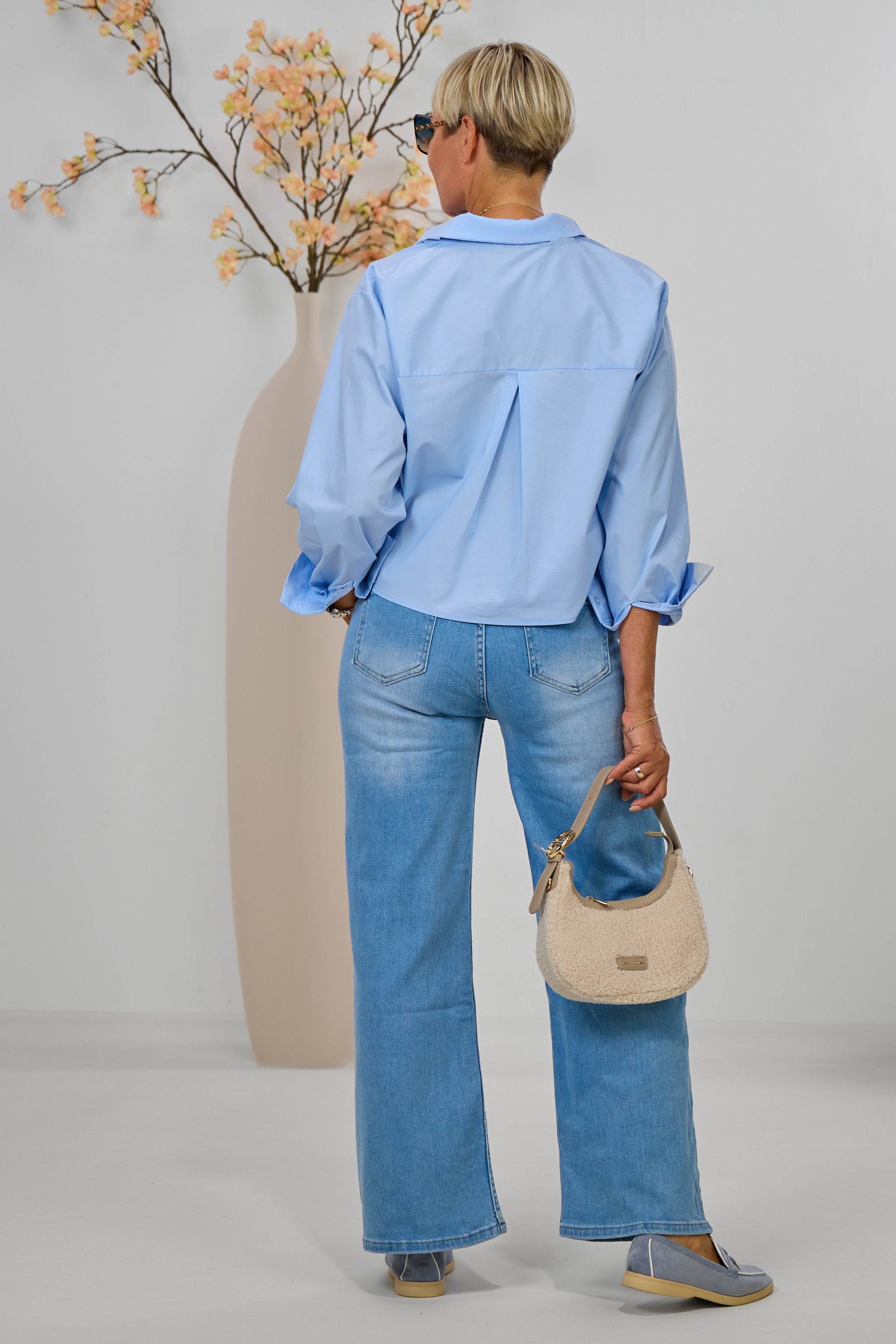 Kurze Bluse mit Rüschenbesatz, hellblau