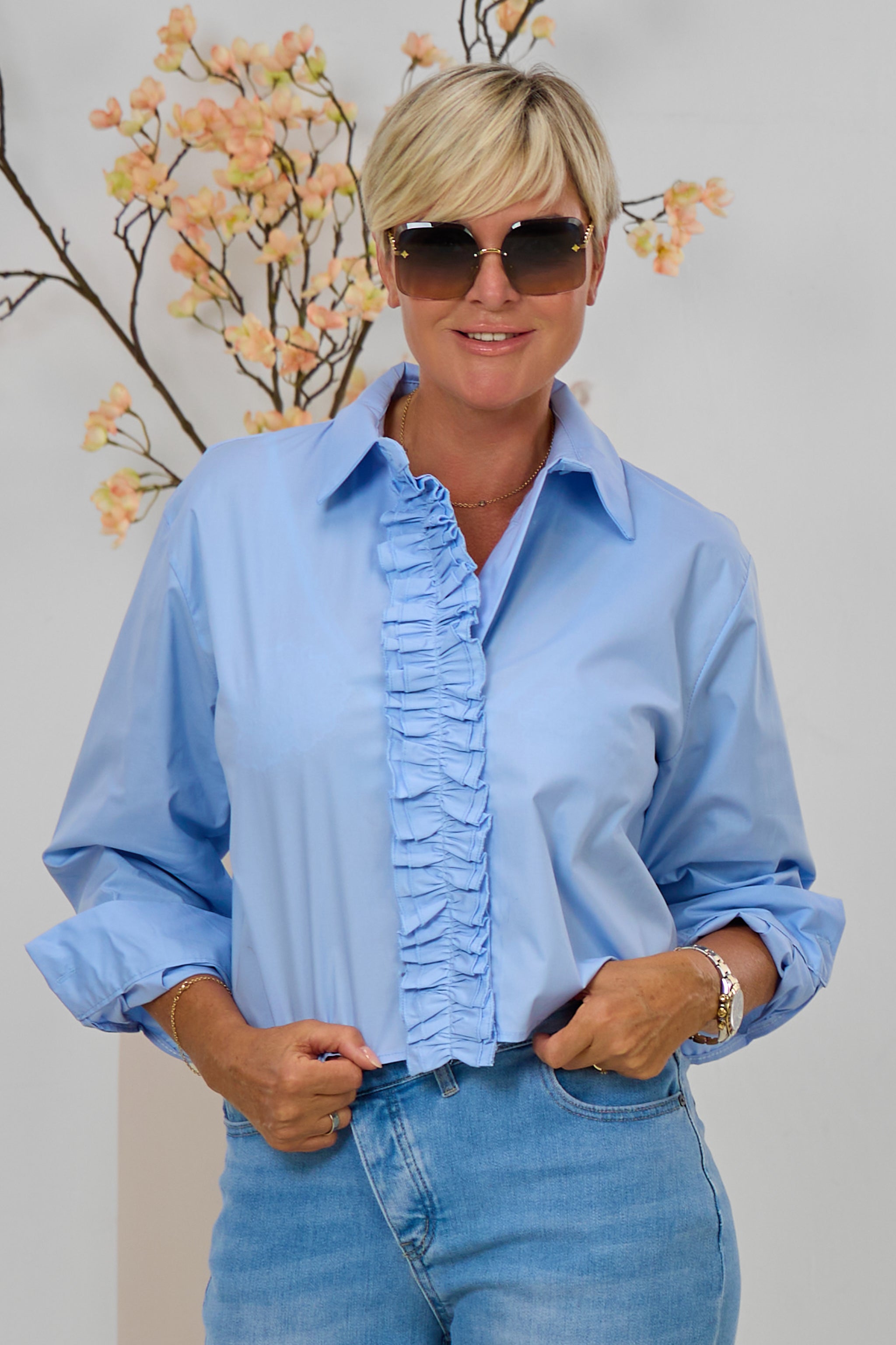 Kurze Bluse mit Rüschenbesatz, hellblau