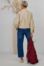 Kurze Bluse mit Rüschenbesatz, beige