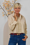 Kurze Bluse mit Rüschenbesatz, beige