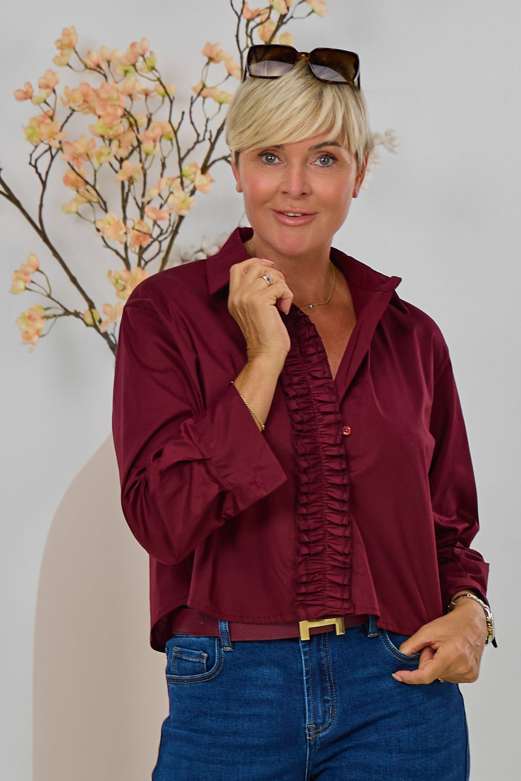 Kurze Bluse mit Rüschenbesatz, bordeaux