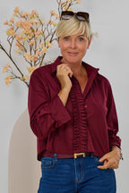 Kurze Bluse mit Rüschenbesatz, bordeaux
