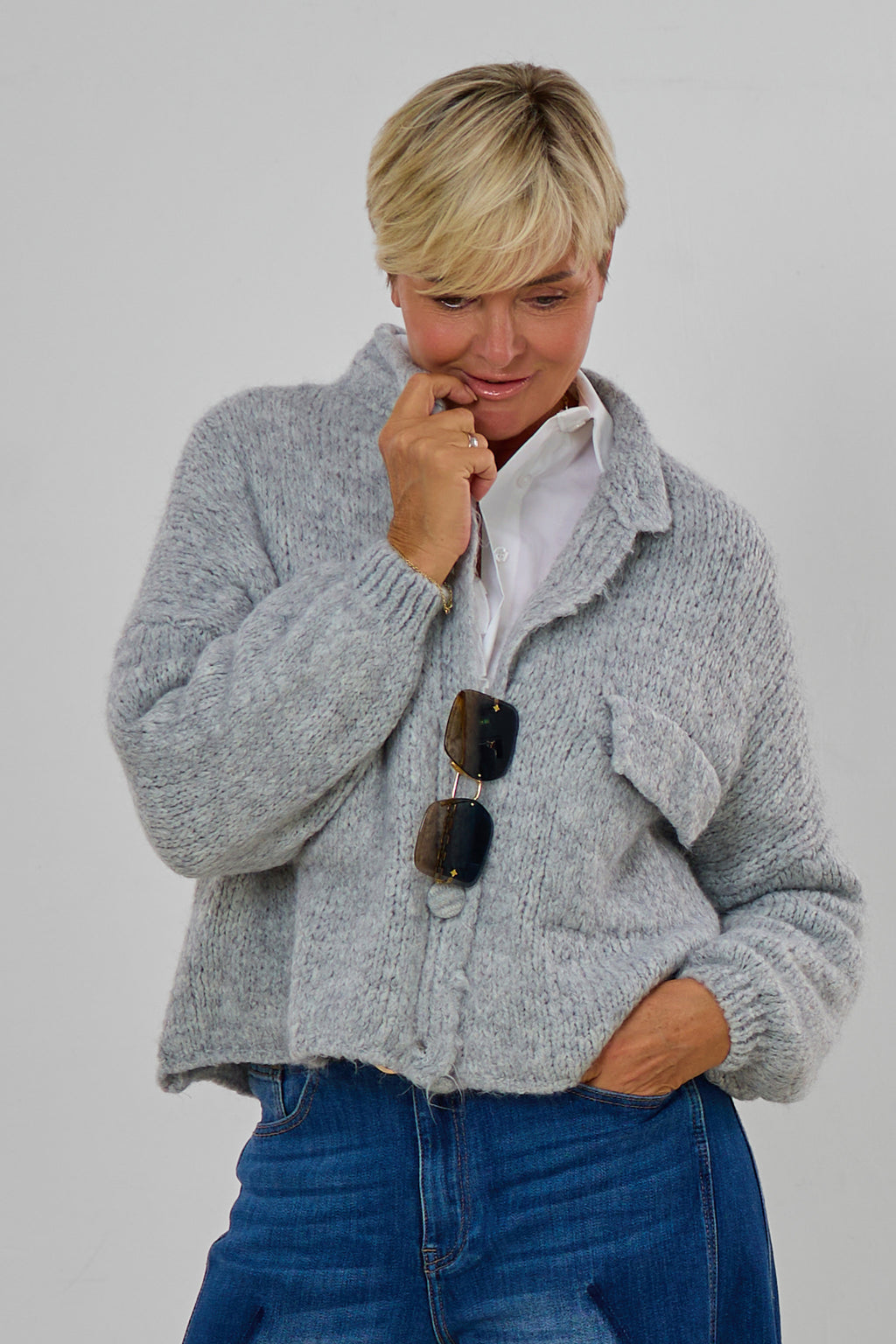 Strickjacke mit kleinem Kragen, hellgrau-meliert