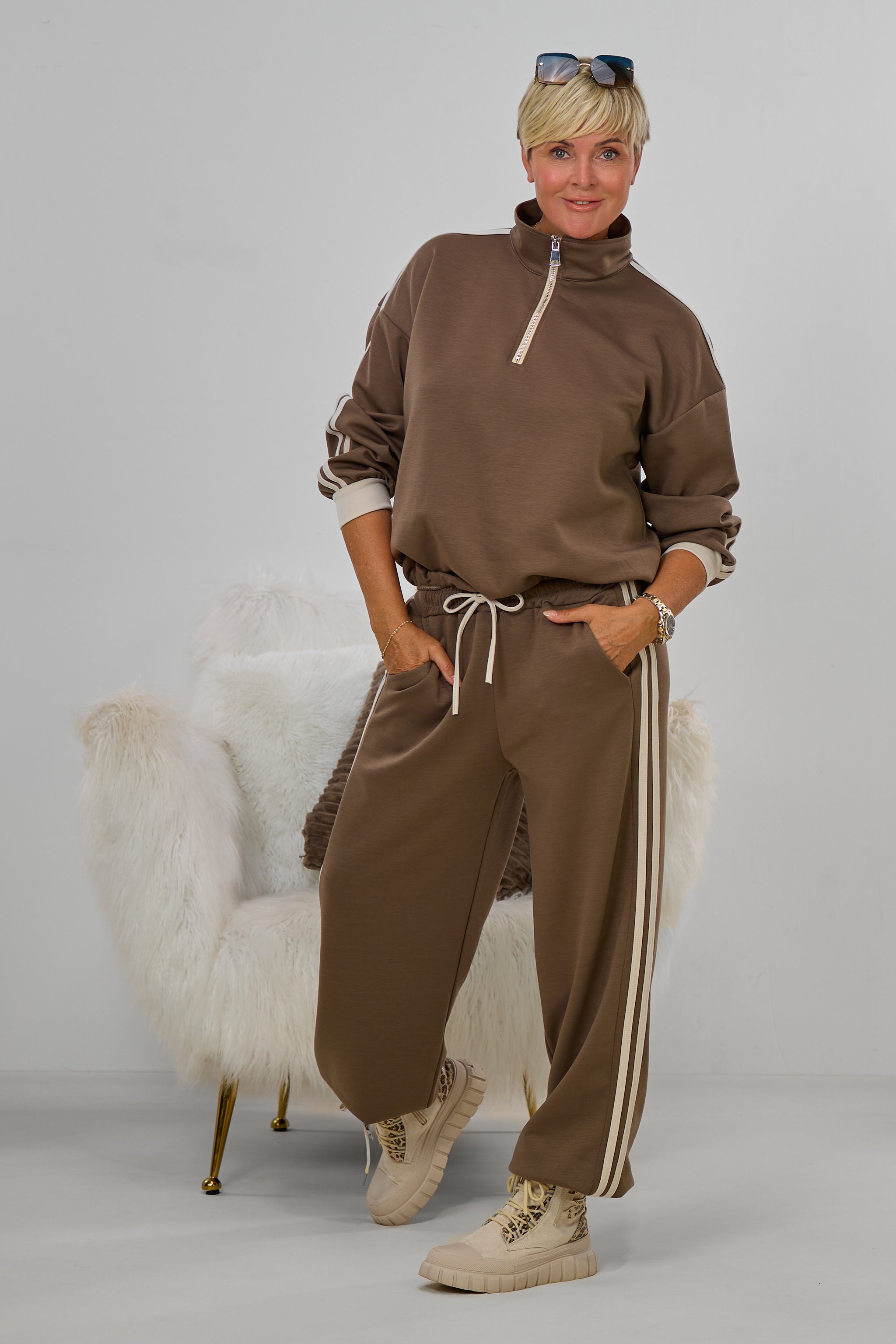 Sportlicher Cozy-Anzug mit Streifen, hellbraun-beige