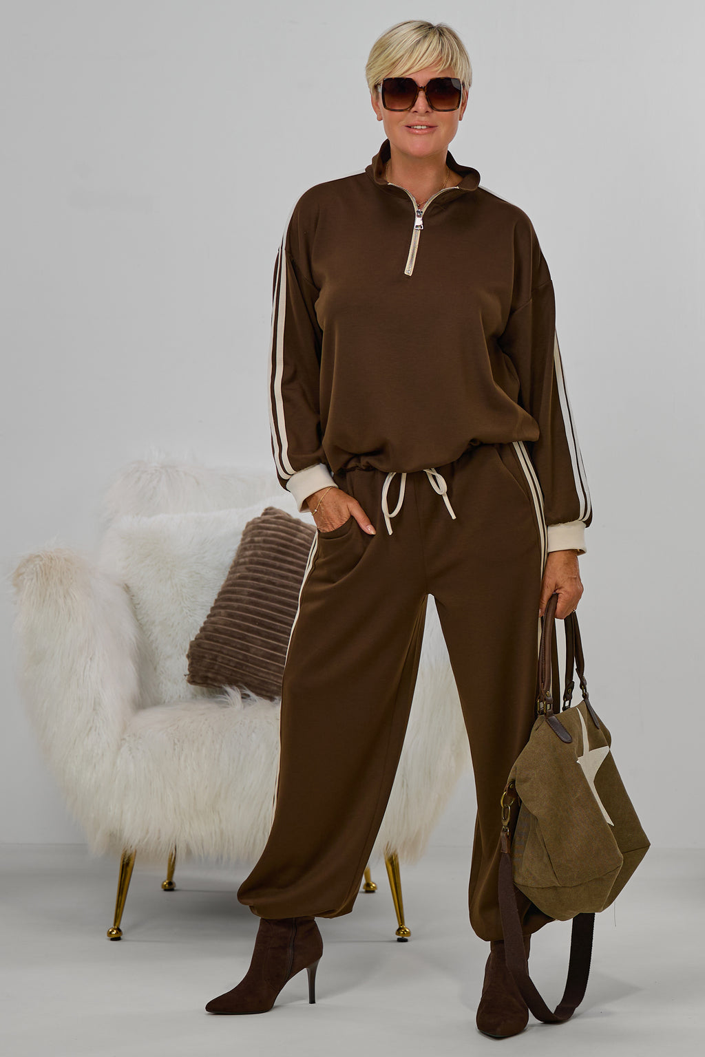 Sportlicher Cozy-Anzug mit Streifen, schokobraun-beige