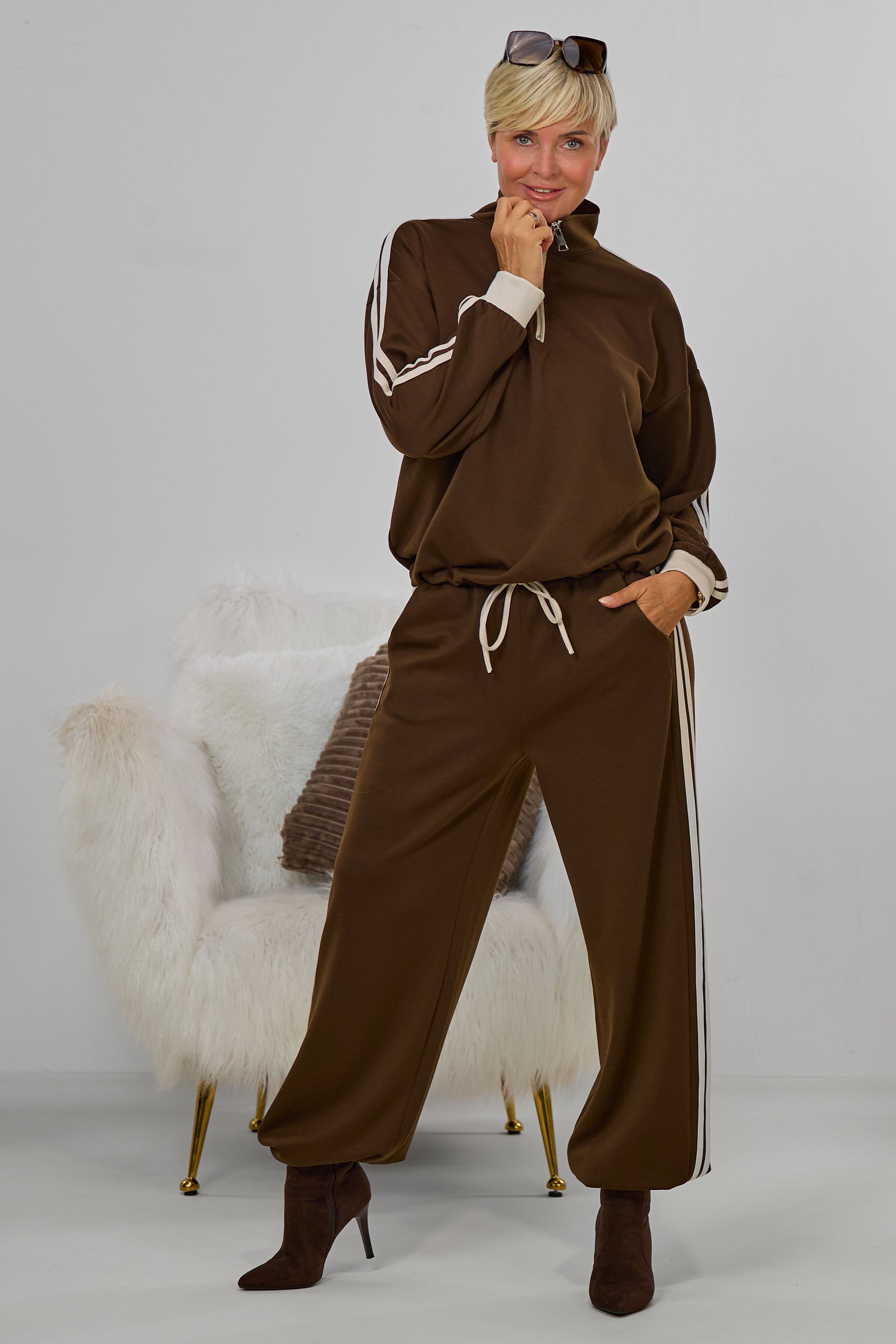 Sportlicher Cozy-Anzug mit Streifen, schokobraun-beige