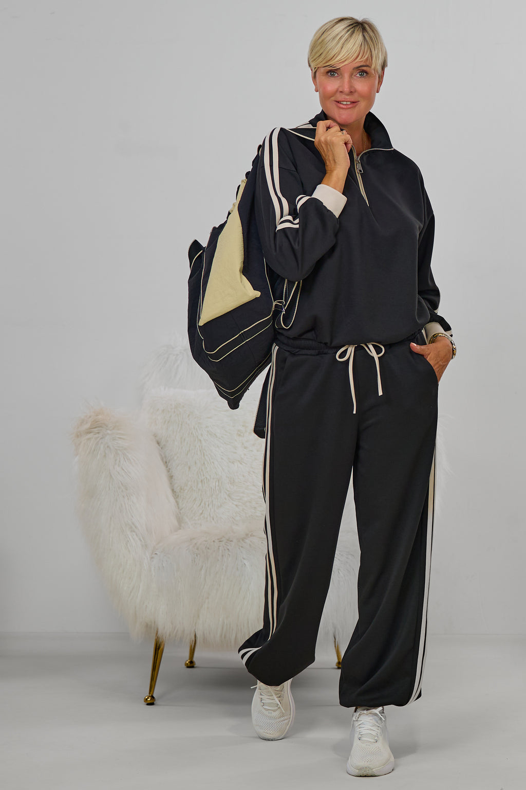Sportlicher Cozy-Anzug mit Streifen, schwarz-beige