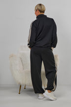 Sportlicher Cozy-Anzug mit Streifen, schwarz-beige