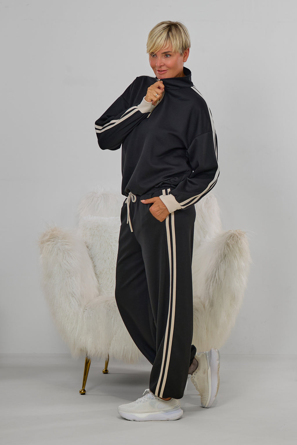 Sportlicher Cozy-Anzug mit Streifen, schwarz-beige