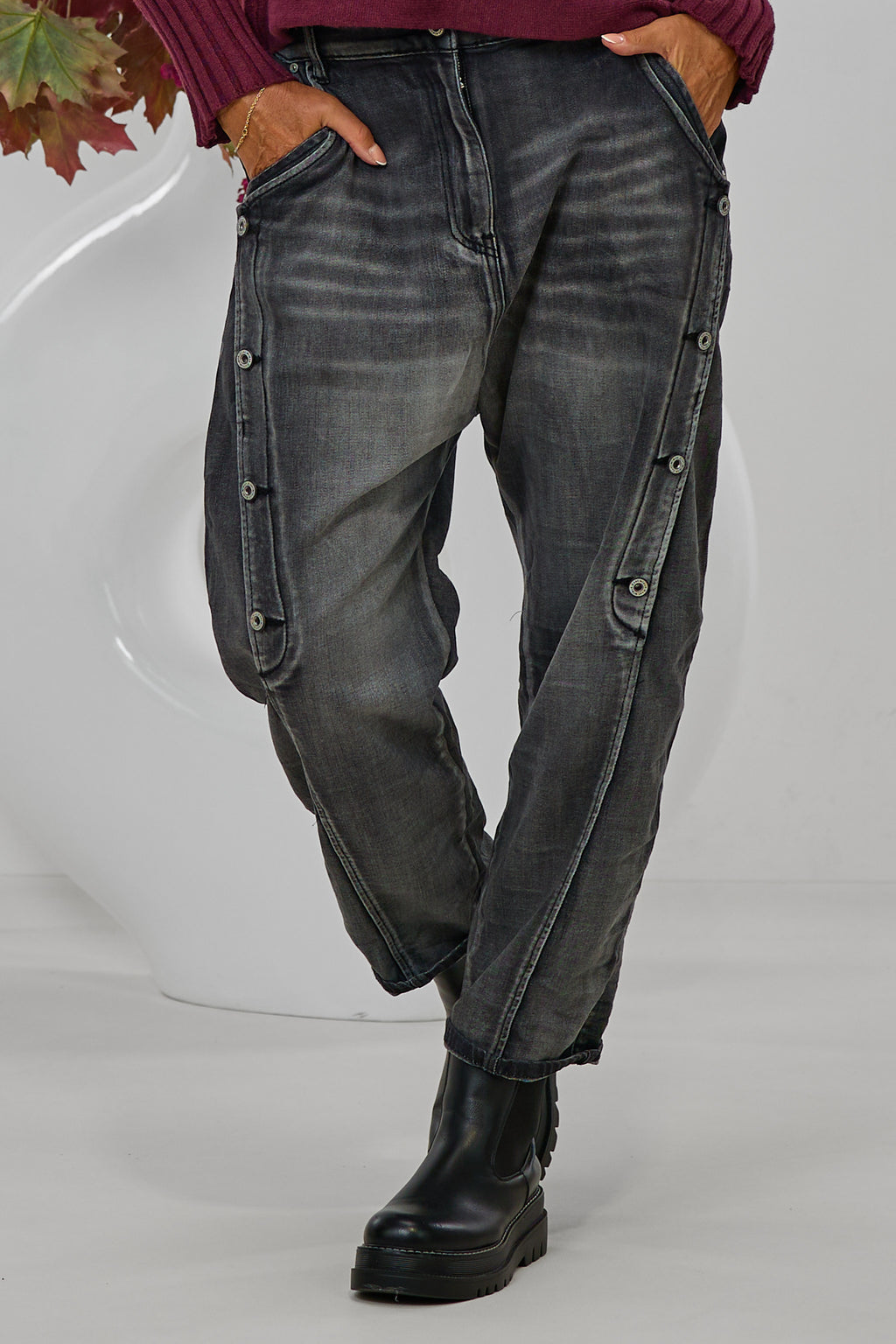 Baggy Jeans im used Look mit Zierknöpfen, dunkelgrau
