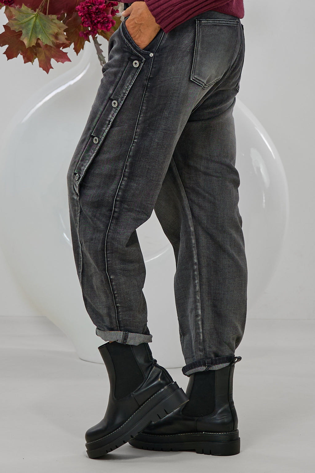 Baggy Jeans im used Look mit Zierknöpfen, dunkelgrau