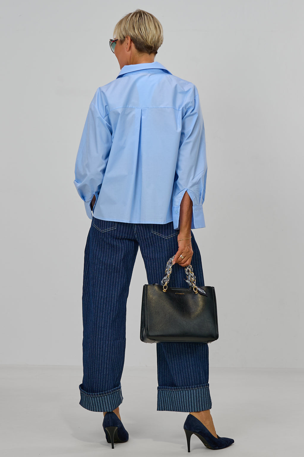 Kurze Bluse mit gewelltem Abschluss, hellblau
